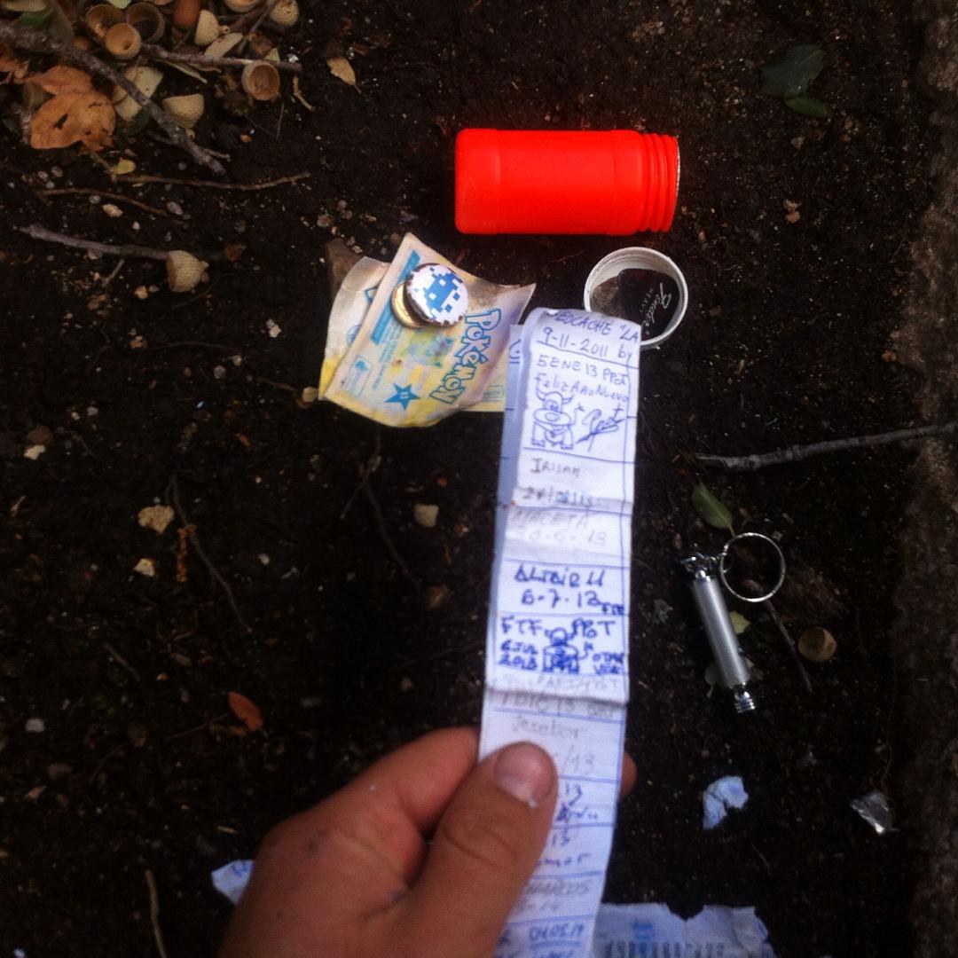 Buscaba la nieve y no apareció. Si encontré otro #geocache. Tenía cromos pokemon y un silbato. Por Cueva de la Mora.