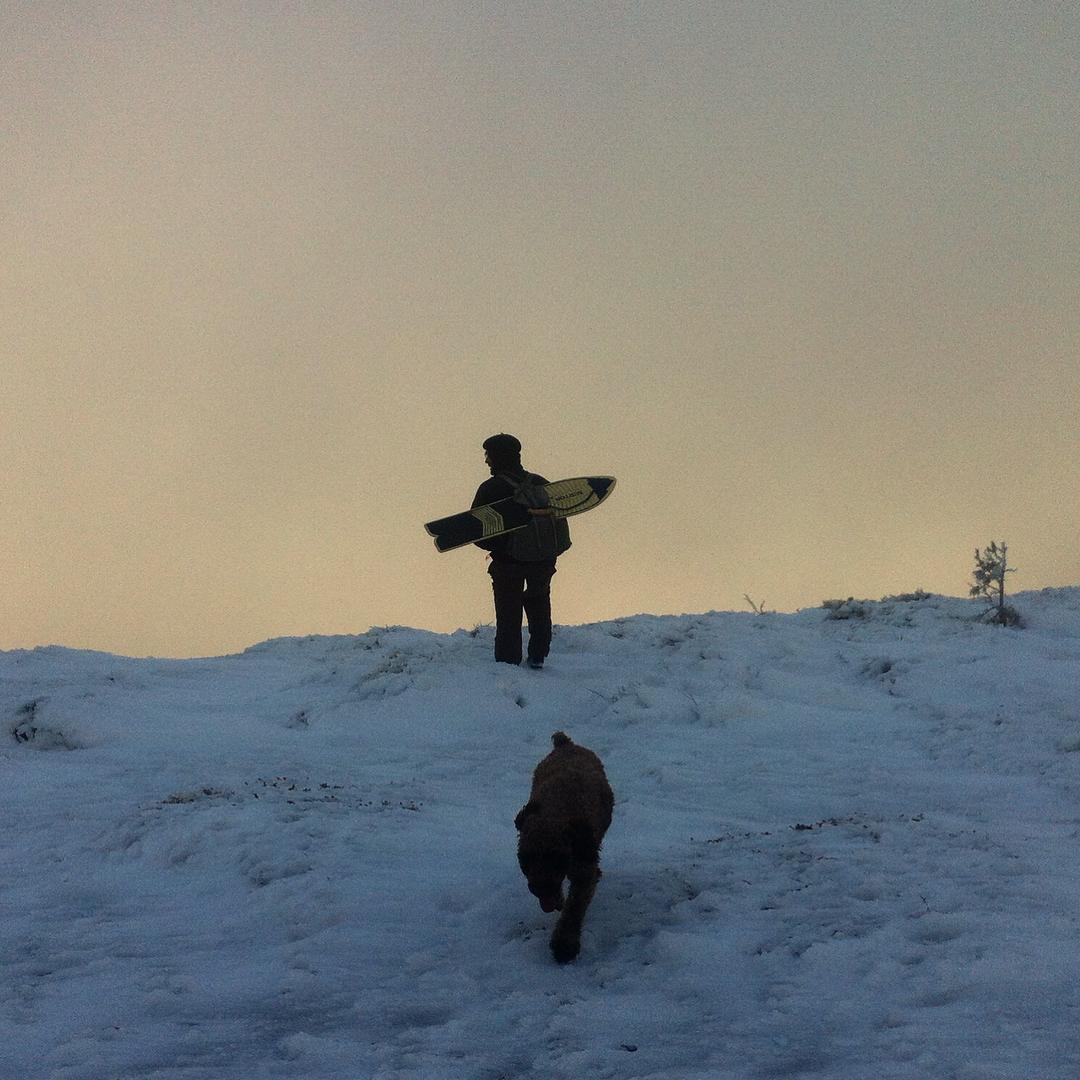 En sus orígenes al snowboard se le llamaba #snurf, libre de fijaciones y con una cuerda para tirar del nose hacia arriba, apretando así la tabla a tus botas. Su ligereza y sencillez recuerda al patín y eso es lo que me ha atraído para la montaña. Veamos ahora que cuestas nos deparan con las nevadas de este año :) Foto: Jabirras