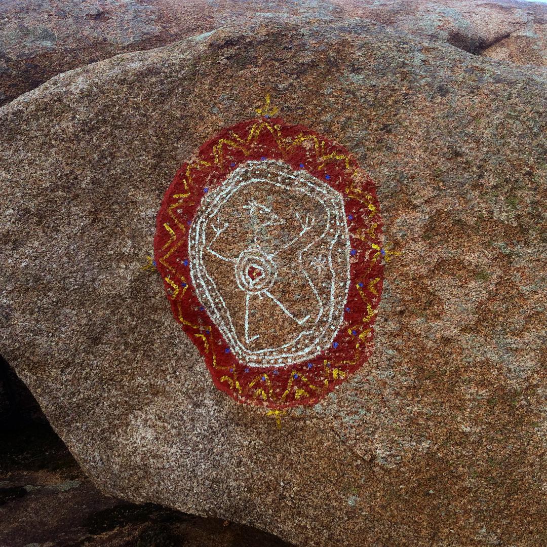 Reconozco que prefiero ver esta simbología tribal a un taqueo taleguero... Y aún mas prefiero no ver pinturas rupestres del S.XXI en estas nuestras piedras. #SOSPedriza