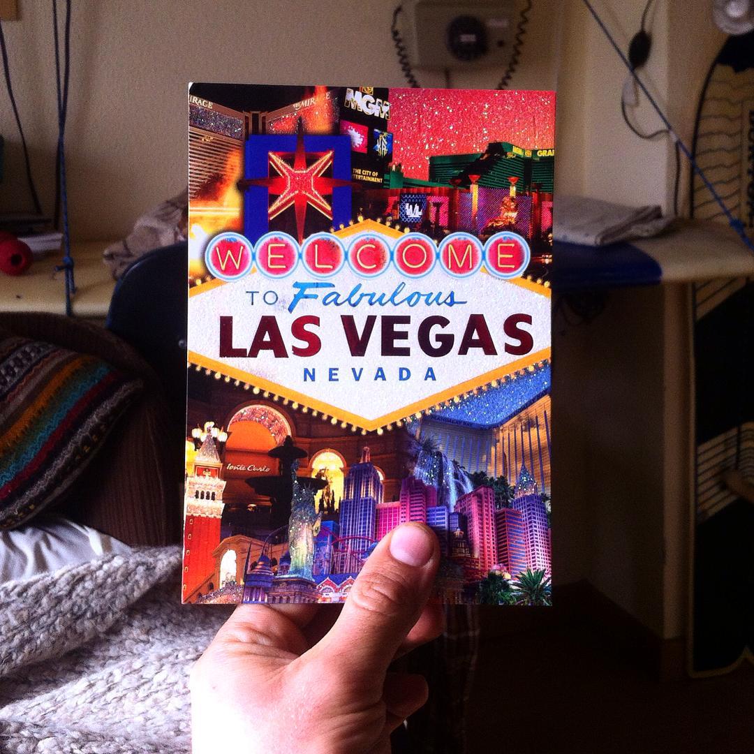 Postal de boda vegasiana en el buzón! @danieletura & @minitribu :)