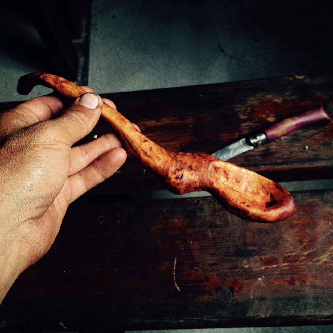 Madera de brezo, dura como el hierro, la usan para fabricar las pipas de fumar. #Cuchara para remover pucheros :) 6 días de trabajo pastoril