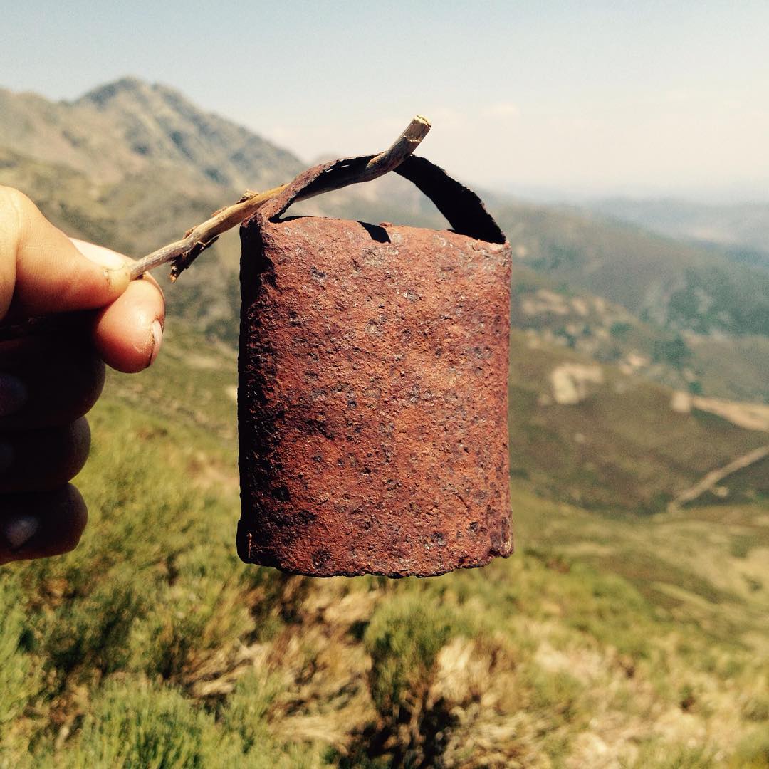 Encontrado un viejo cencerro entre unas peñas. Alguna oveja murió acostada a su resguardo. O tal vez acosada y arrastrada hasta allí por una loba parda... quien sabrá. En homenaje a los pastores de antaño.