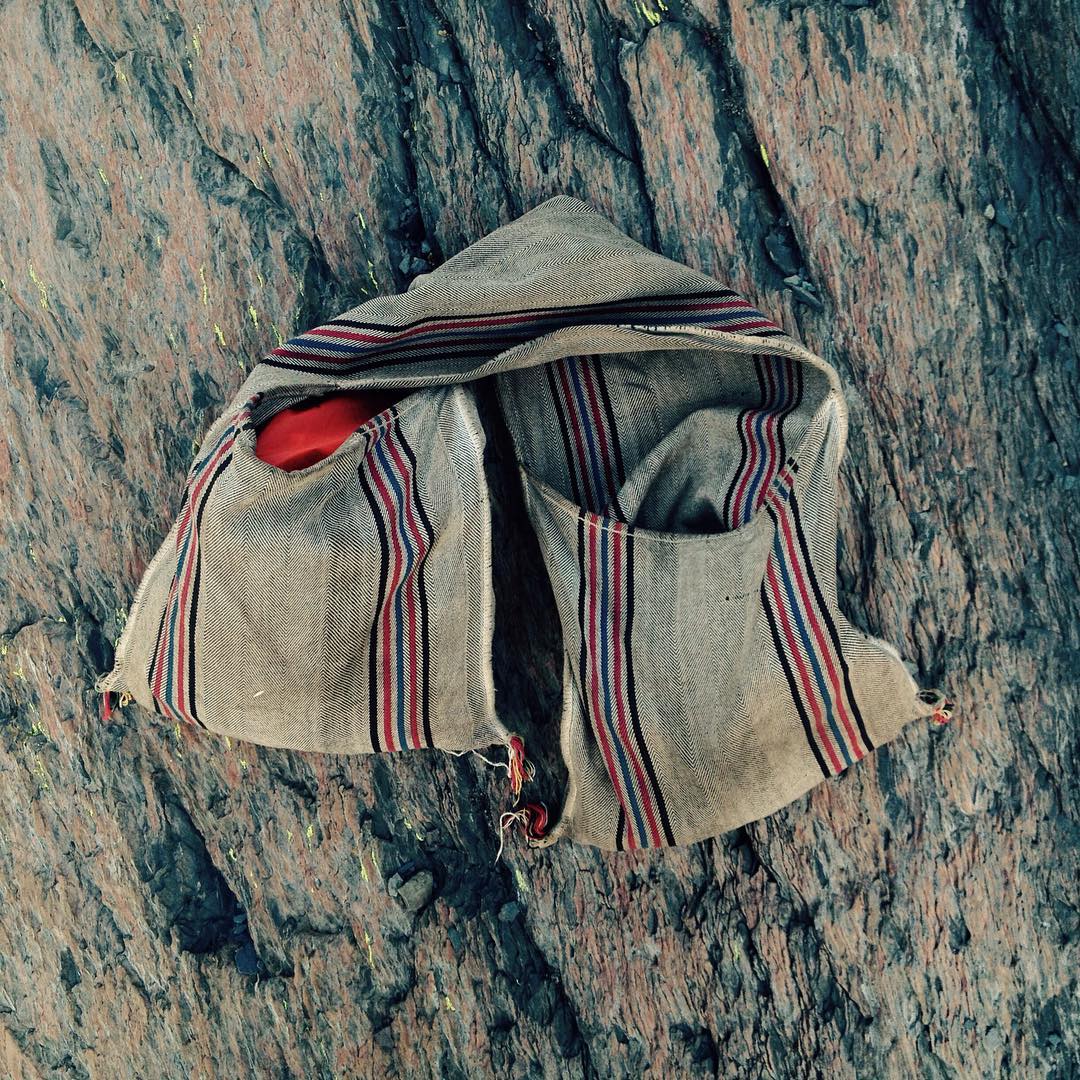 Os presento a mis compañeras de andadura, las todoterrénicas #alforjas zamoranas. Normalmente cargan  chubasqueiro, merienda, libro, agua y libreta. Me pareció correcto dejar en casa la mochila y tirar al monte como los clásicos. Rápido acceso, sirven de almohada :) Saludos!
