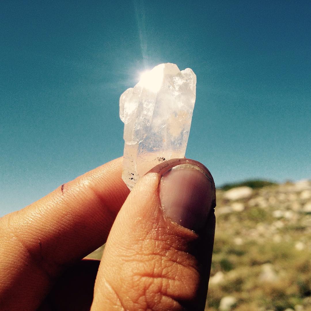 Al parecer el area del #Curavacas es foco de atención de los geólogos, donde crujen capas de muy variados tipos de rocas. Y si tienes ojo al brillo puedes llegar a encontrar una buena gema como este cristal de cuarzo. Pantalla superada :=)