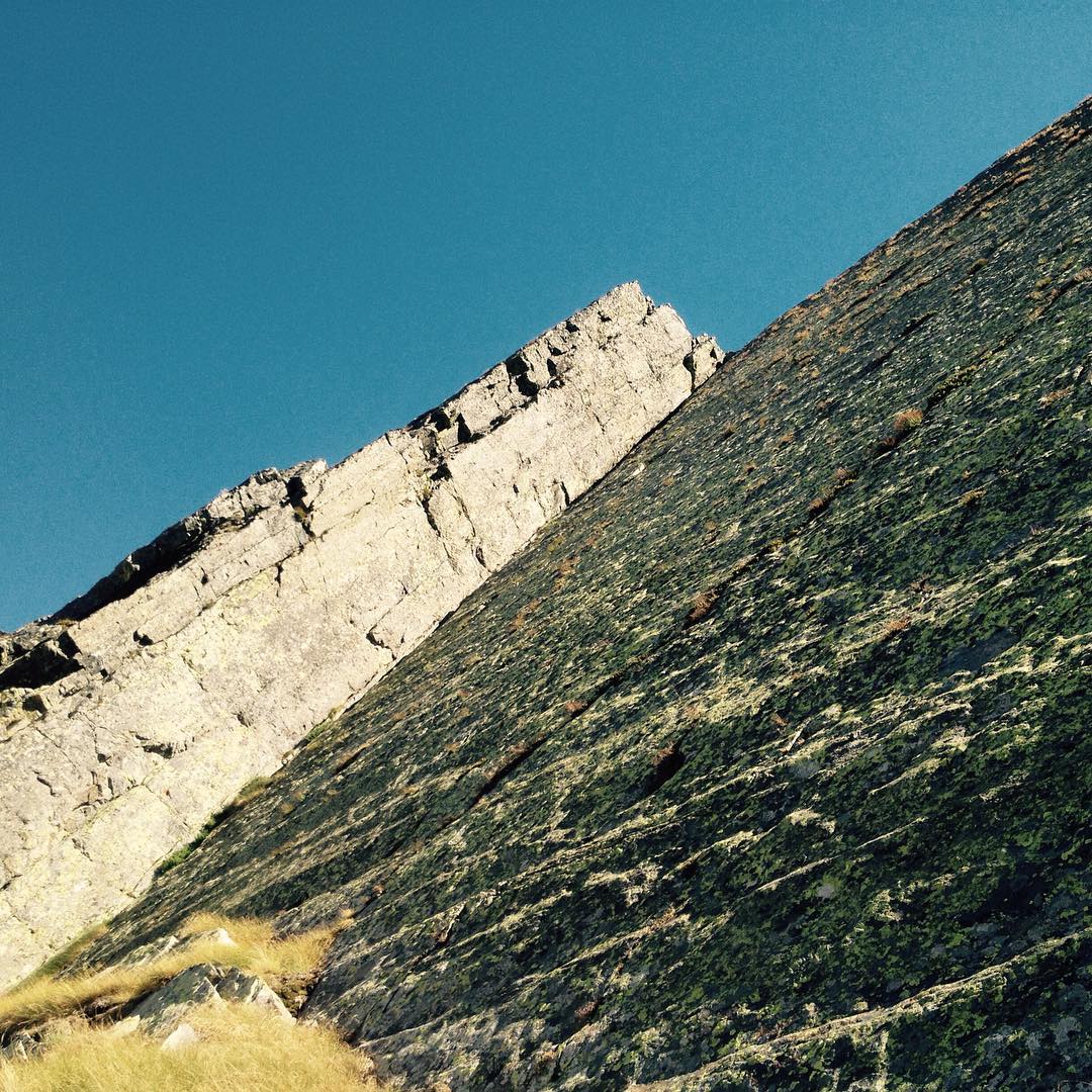 Mirar y mirar a ésta placa calicera... El diedro, las regletas y su falta de adherencia. Algún día volveré, y te treparé!