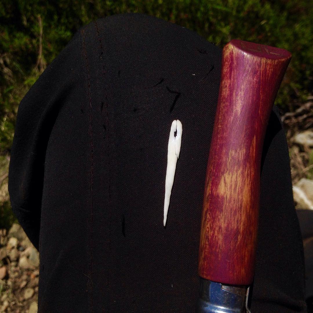 raspo y raspo... hasta que la casco. es la segunda aguja de hueso que se rompe al hacerle el bujero. pues ale, paciencia a seguir probando.