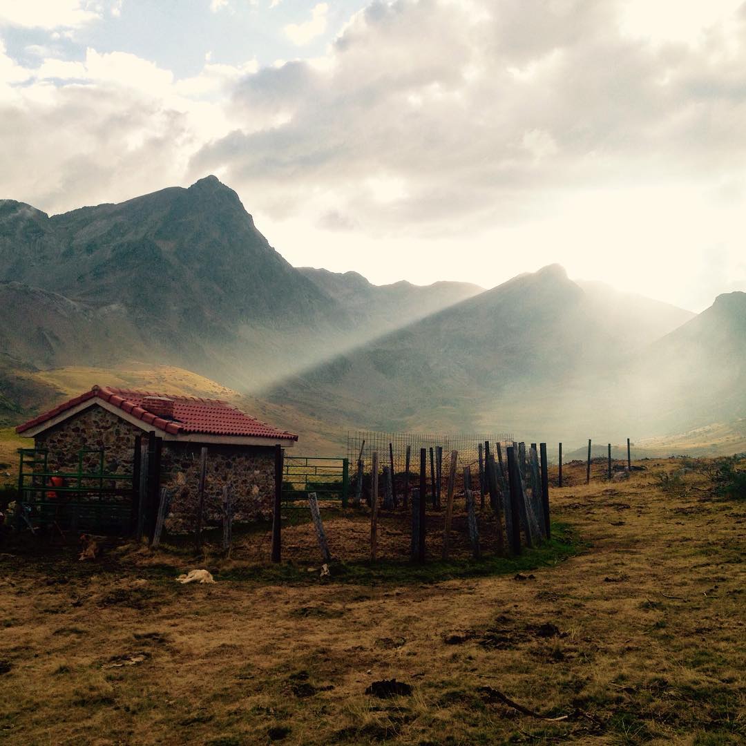 Menuda guapada el nuevo puerto. Nos espera un mes de exploración por pasto y montaña!