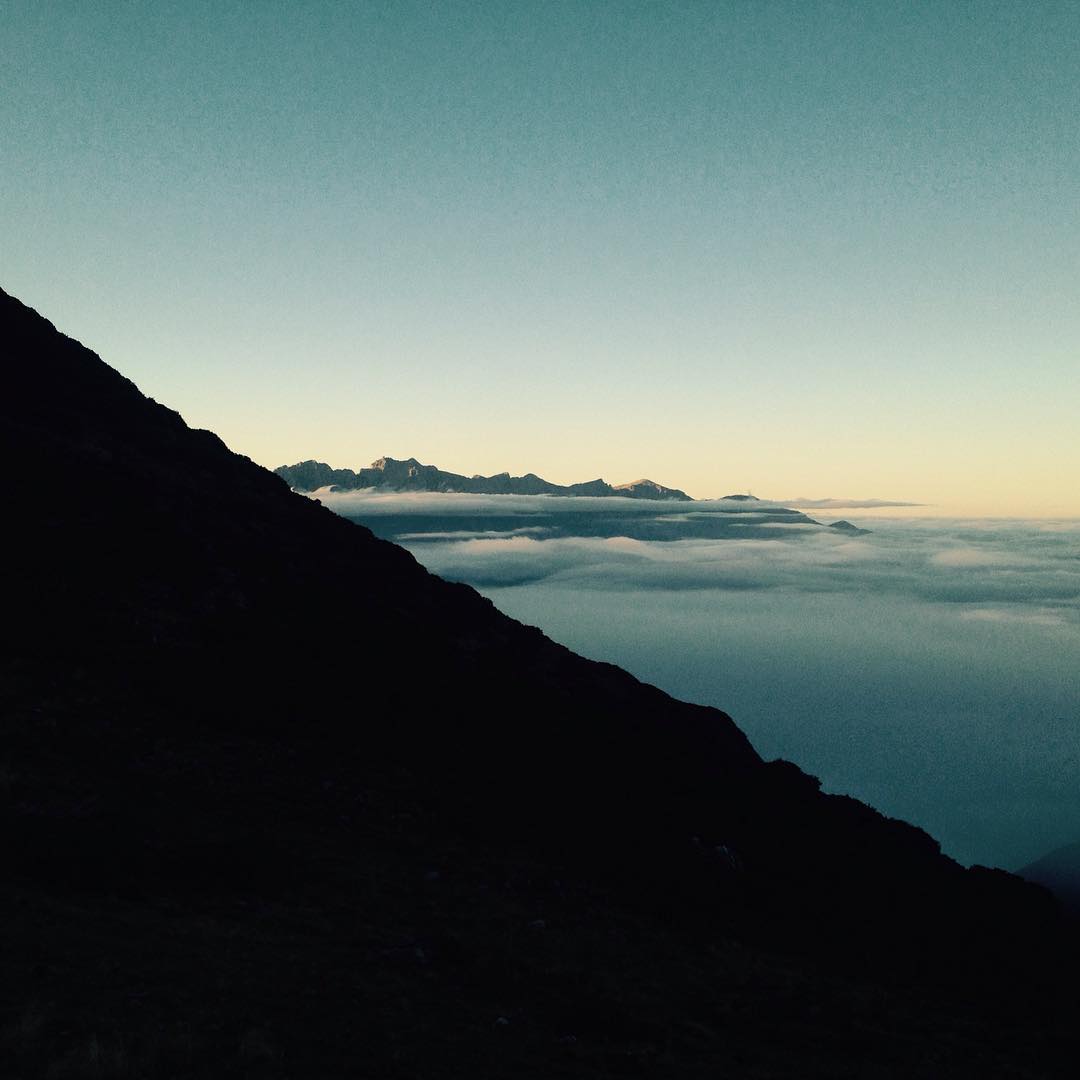 Y una cara B. Magnetizante la puesta de hoy. Bajo a la niebla, chau cobertura. #picosDeEuropa