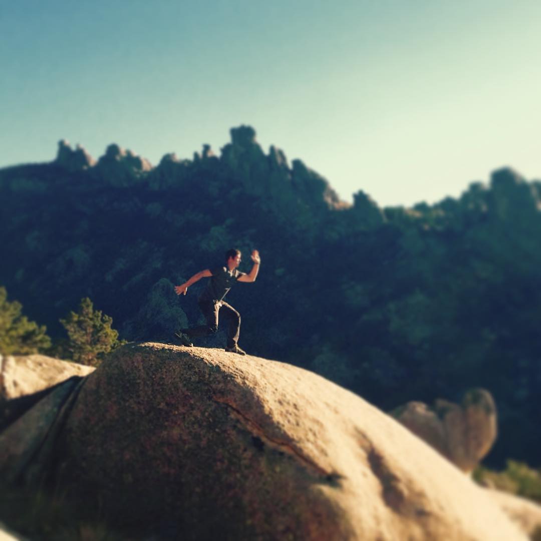 el castor ejerciendo un saludo al sol mañanero