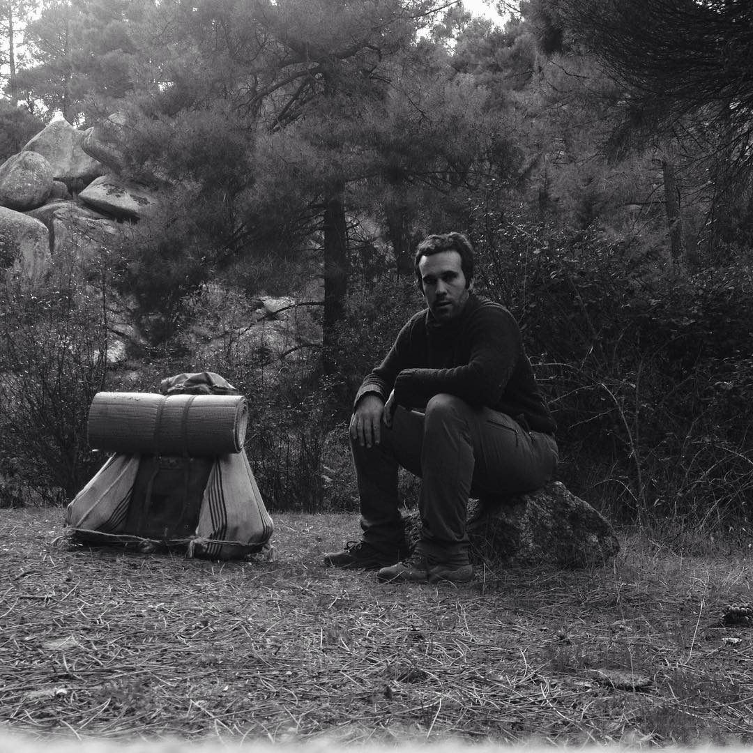 Cargamos con nuestras necesidades, y éstas nos limitan hacia donde vamos. reduciendo necesidades.

foto: disparador