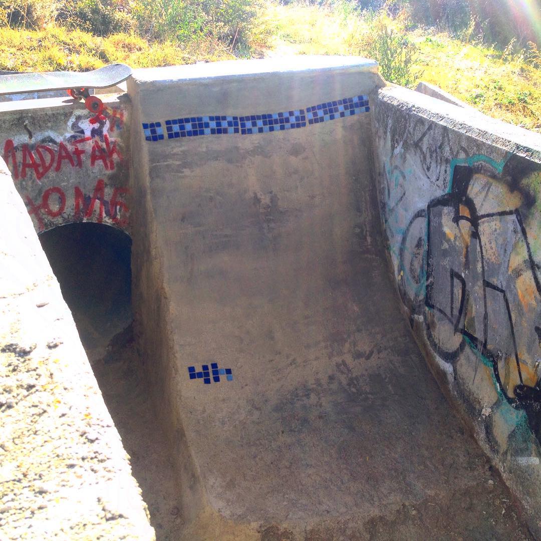 Volver a viejos spots y cruzarme con un DIYer que anda cementando el area. #ditch