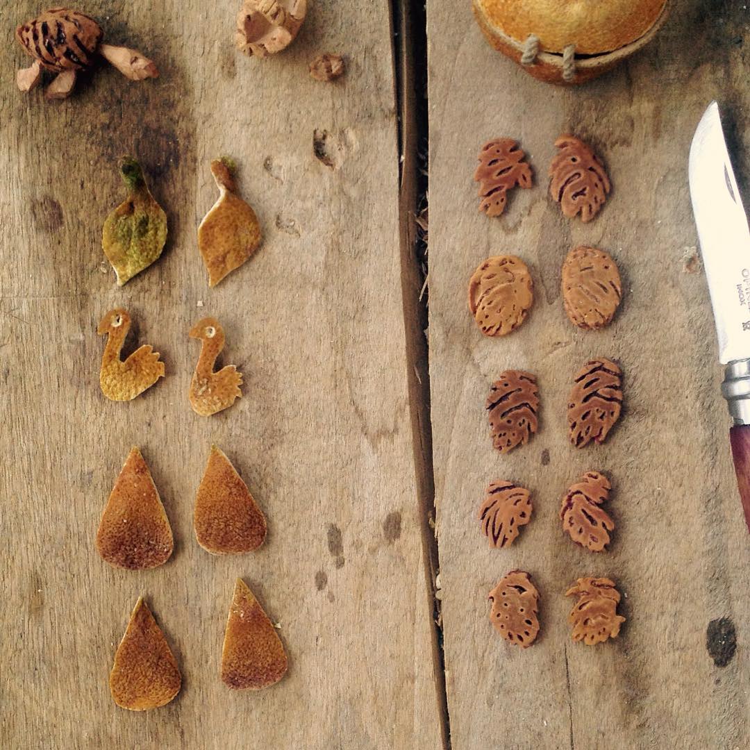 Artesanía pastoril de este verano: pendientes de limón y hueso de melocotón.