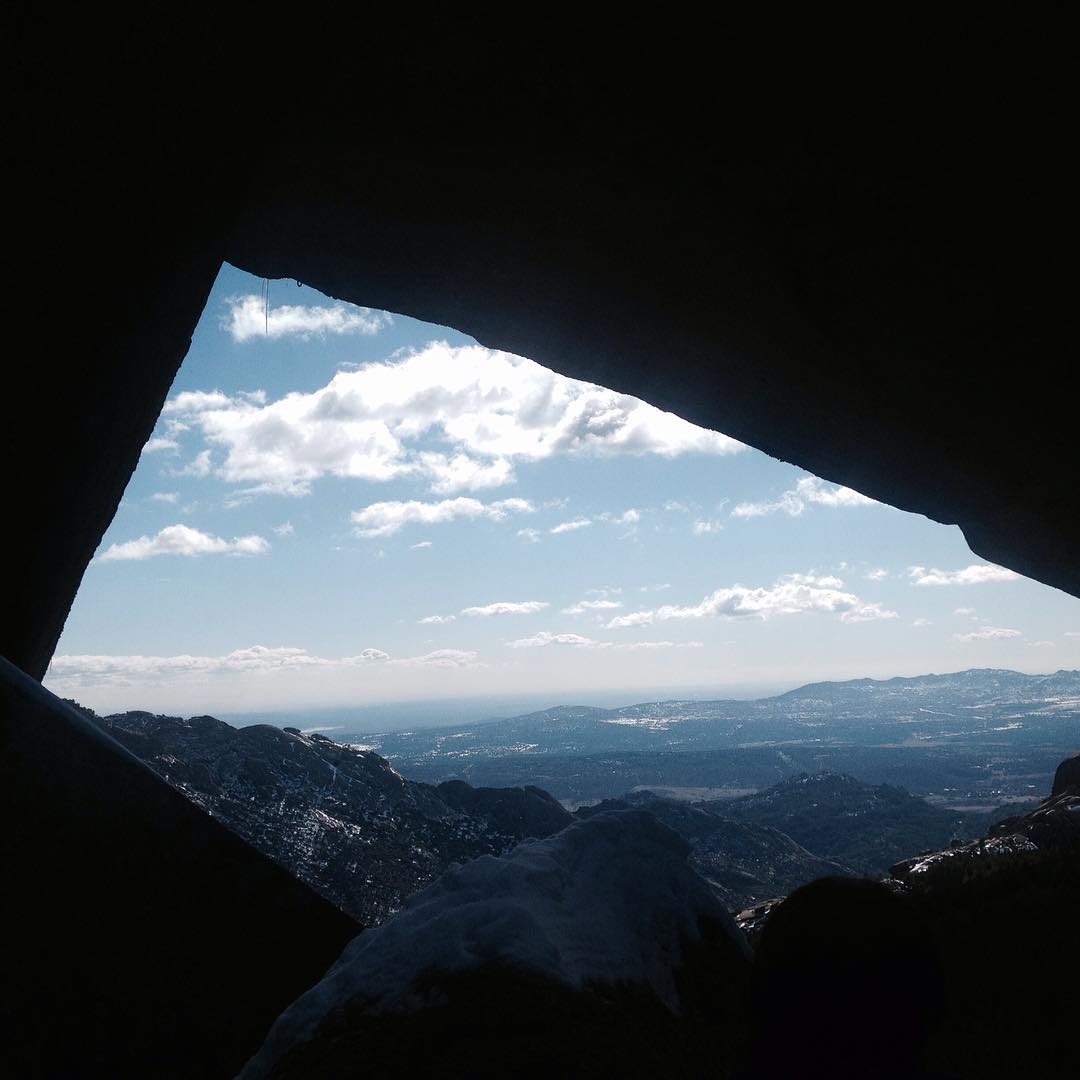 entre dos piedras feroces, hay un hombre dando voces