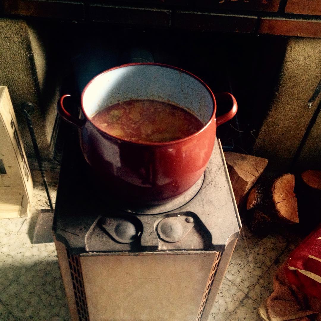 Cazuela de judías blancas con bacalao. Lleva cuatro horitas sobre la estufa, no digo mas.
