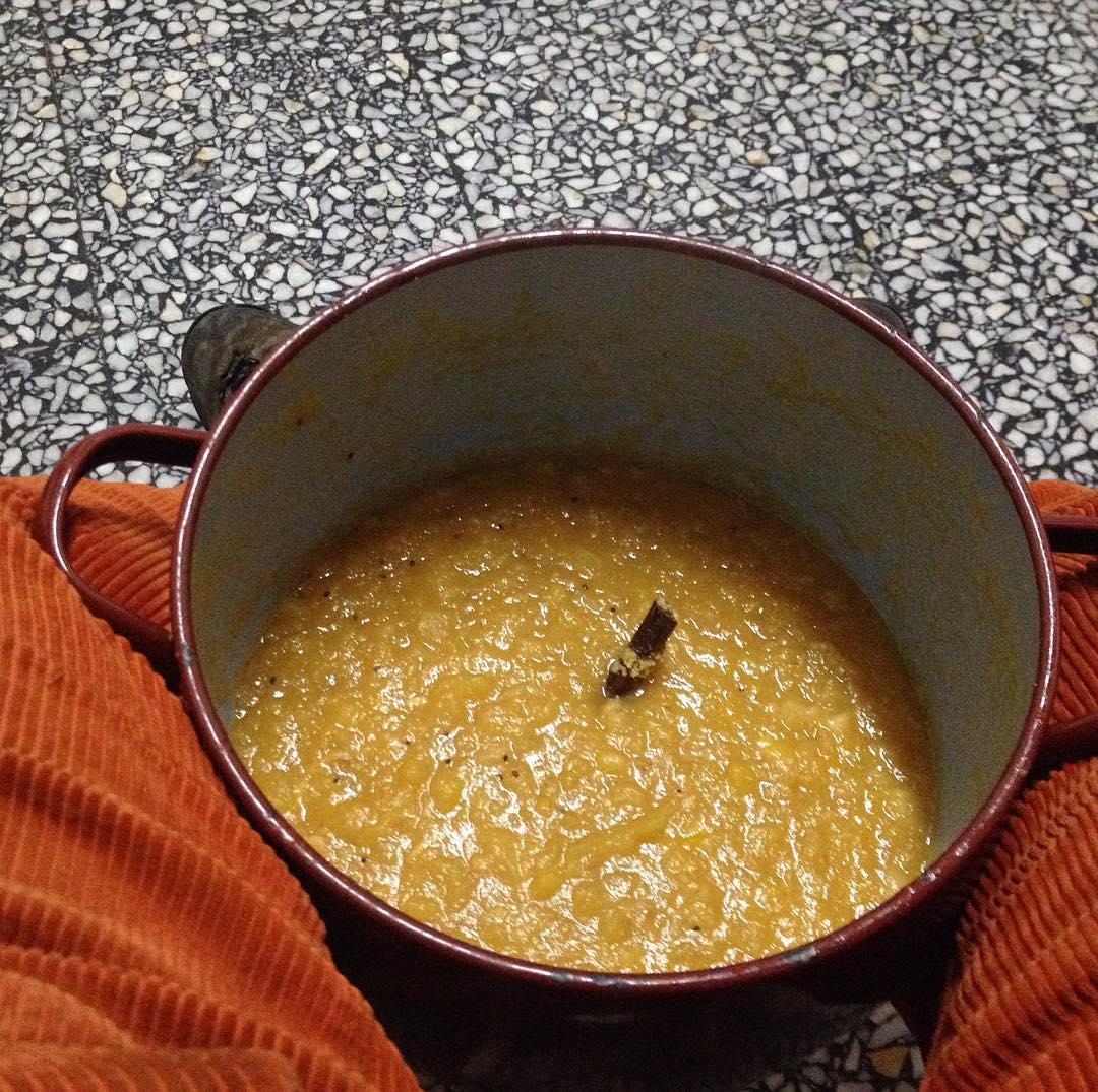 <p>Las fruterias a diario tiran literalmente montones de comida con levisimes toques.<\p>
.
<p>una compota de fruta con una ramillita de vainilla + otra de canela + un trozo de raizon de gengibre cortado con cuchillo recien afilado y un refrescante chorrito de limón. (tb 7deliciosusgalletas #sinaceitedepalma machacadas a mano :)<\p>
.
#SK8HTML