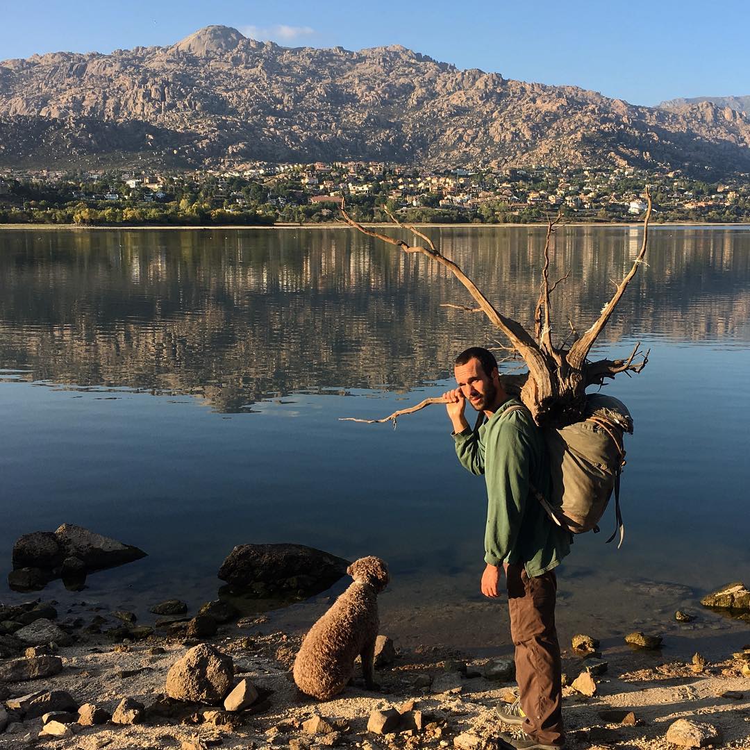 ey que pasa tipas, tipos y tupés

he estado unos meses fuera y me apetece volver a probar este asunto con moderación 
deciros que sigo con mi vida habitual: montaña, páginas web, muy poco patín (ouch!) y ahora curro dos días a la semana de cabrero en el pueblo de al lado

espero que todo en orden por vuestra parte, un brazo :) jau chau mau, ra