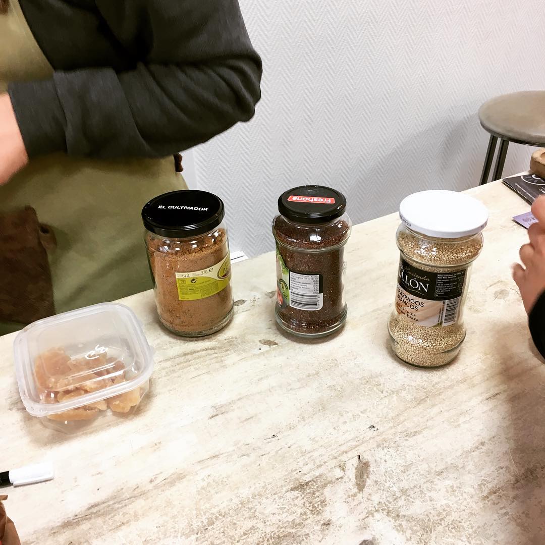 Visitando una tienda de 100% a granel, lleva tus botes! :) @molucasabaceria 
#Abacería: antigua palabra castellana referente a un establecimiento o puesto en el que se venden legumbres secas, bacalao, aceite, vinagre, etc.