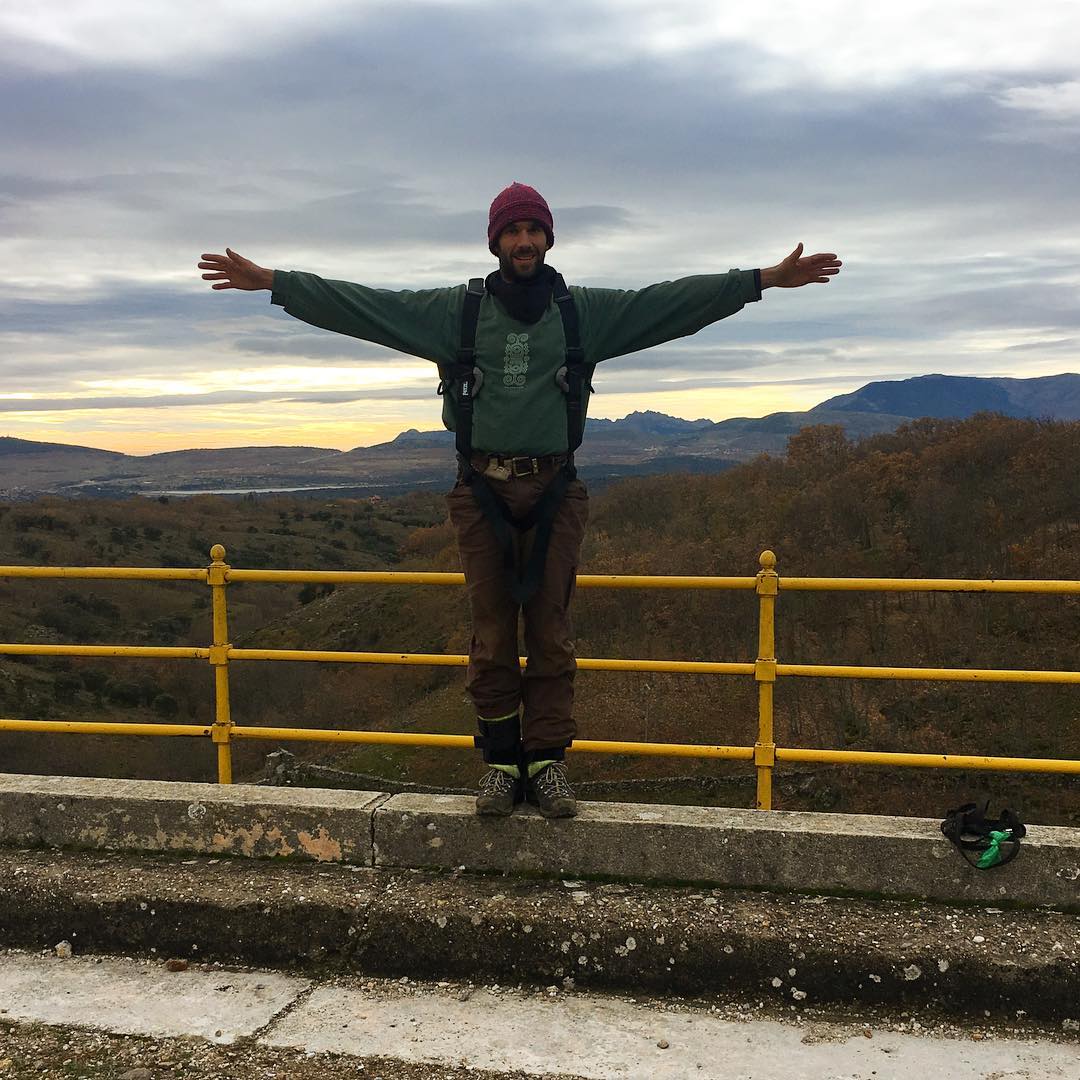 a veces hay que tirarse de un puente :-) potente #highjump con @saltolimite