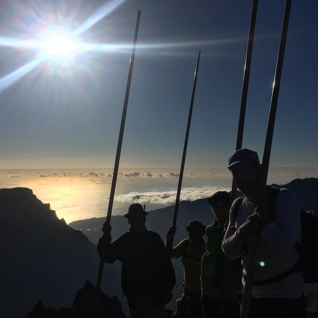 Hoy he aprendido a no mirar abajo, a seguir, a confiar, a ceñirme al metro cuadrado.
A picar lanza y a bailar con pies ligeros. A respirar.

He visualizado a la mente como si fuese un caballo salvaje al que domar y poner orejeras para que no se asuste. Encinchar y tirar palante. Que no se desboque en mitad del risco.

Hemos bajado por la Barranquera Abierta y subido por el Limoncillo, por un terreno roto y vertical, intransitable si no es con una  lanza canaria. Aventura, tradición, cabrerismo, espectáculo, riesgo, gozo y panorámica.

También he pasado miedo ajeno, viendo como Tomás (60 años) se alejaba del grupo y se enriscaba a una pared con un patio de 300m de caída (!) únicamente equipado con la lanza, moviéndose por una grada vertical en el que cada escalón tenía menos de un palmo y 3 metros entre peldaño y peldaño, con el fin de ver si había una posible pasada entre colladas. Vertigo ajeno es poco... Dar las gracias a la jurria por abrirme las puertas. Hay algo único en esta manera de moverse por el risco, y eso me lo llevo para siempre. Volveré a los senderos isleños!! Nos vemos en el risco!! #saltodelpastorcanario