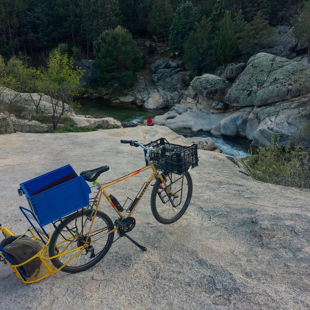 petra en pedra. trialeando barrio con el remolque