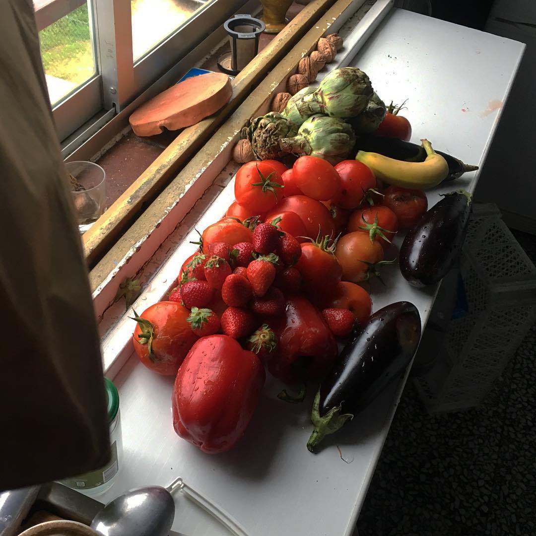 Toda esta fruta y verdura la tenía el frutero para tirar por ser fea, tener un pequeño golpe o por cualquier otro motivo... Es una pena la cantidad de comida que acaba pudriéndose por su aspecto, la cifra al parecer llega al 40% aprox (!) de la que se produce. Algo no está bien.

Ale, a recortar los golpecitos y al buche. Gracias al colega marroquí por pasármela de estrangis