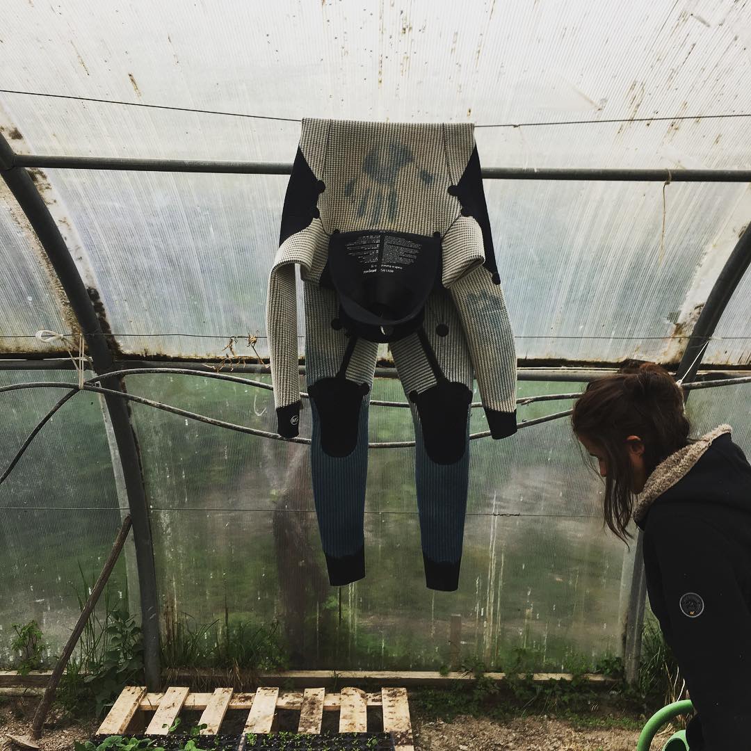 El fin de semana en @islacerilla va a todo tren fluyendo en las ondas plus triángulos pa’domos.

Además @paulameis nos ha puesto a jugar con tinte de indigo. Check su @tintoreriasalvaje 
Marcada de azul la lana merina del neopreno. Gracias @patagonia por el material.