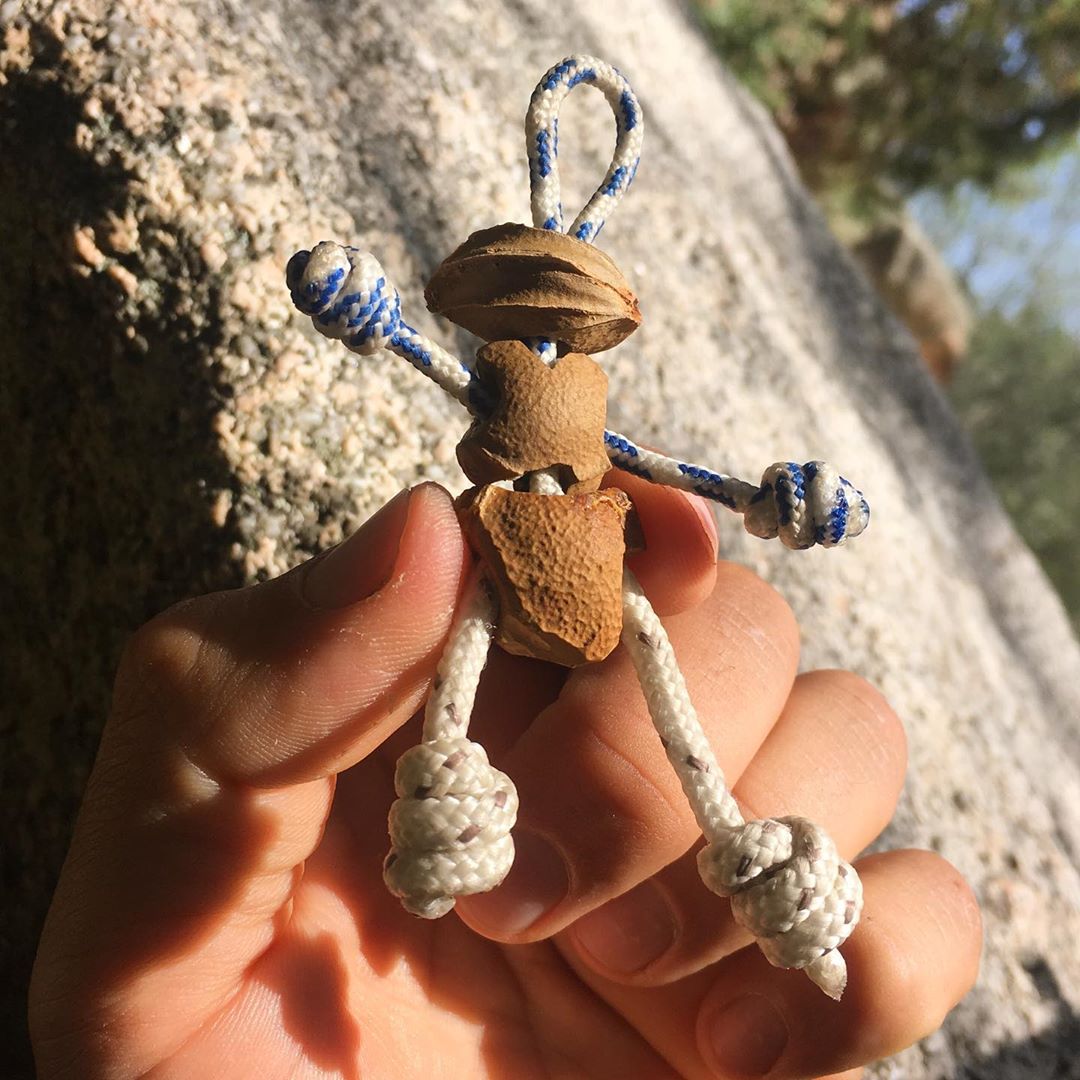 ~alwalliecoque~ un individuo con casco, chaleco y gallumbo de hueso de #albaricoque