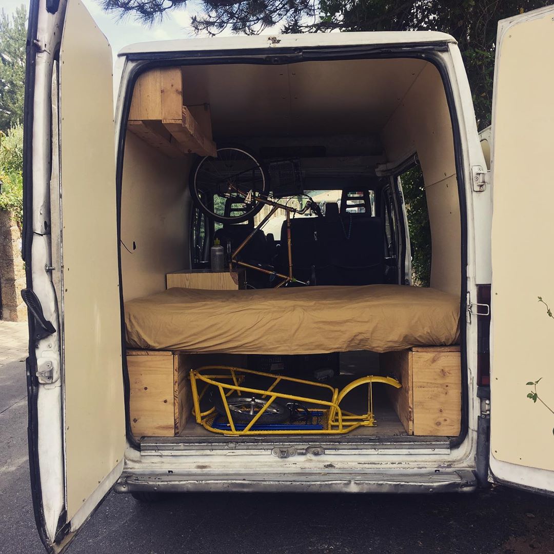 Momento de cambio. Dejo el alquiler para montear + tener una furgo en semiestática por el pueblo. A todo esto arranca la era solar en @lapatineta, placas portátiles on fire.

Gracias a susi por dejarme la furgolilla :) #summervibes